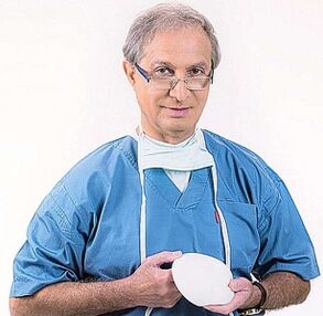 den Dokter hält den Implantat fir d'Brustvergréisserung